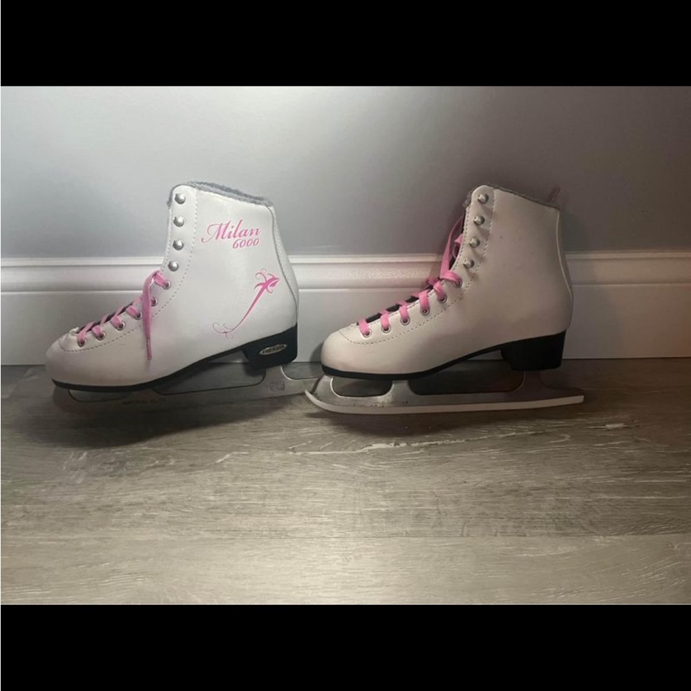 Women’s figure skates size 6